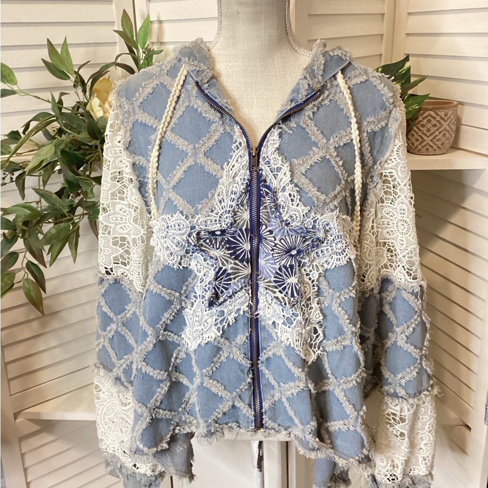 POL Blue and Cream Patterned Fabric - Picture 1 of 7